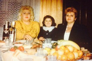 С мамой (слева), тетей (справа) и едой (повсюду)